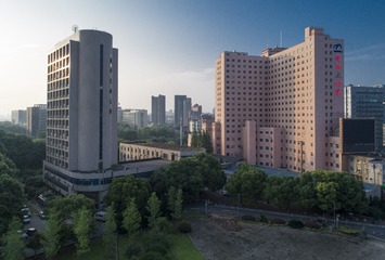 3遥感学院实验大楼（左）曾院平摄影 (1)