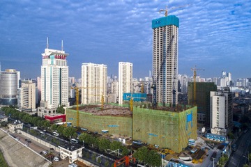 20.在建的武汉长江航运中心工程外景曾院平摄影