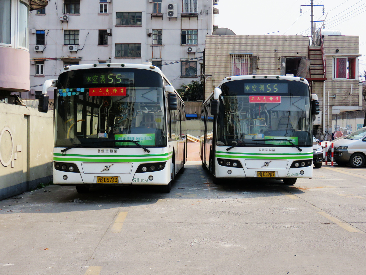 休息中的55路公交车 - 上海天润城 - 图虫