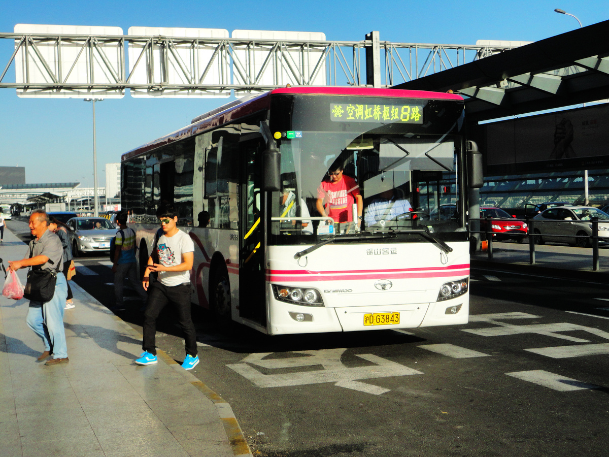 虹桥枢纽8路已抵达虹桥火车站,乘客陆续下车