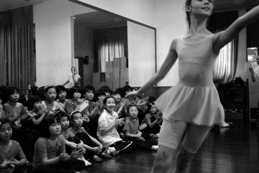 宁波我所在学校,2013年5月,孩子们在观看乌克兰一所芭蕾舞学校学生的表演。