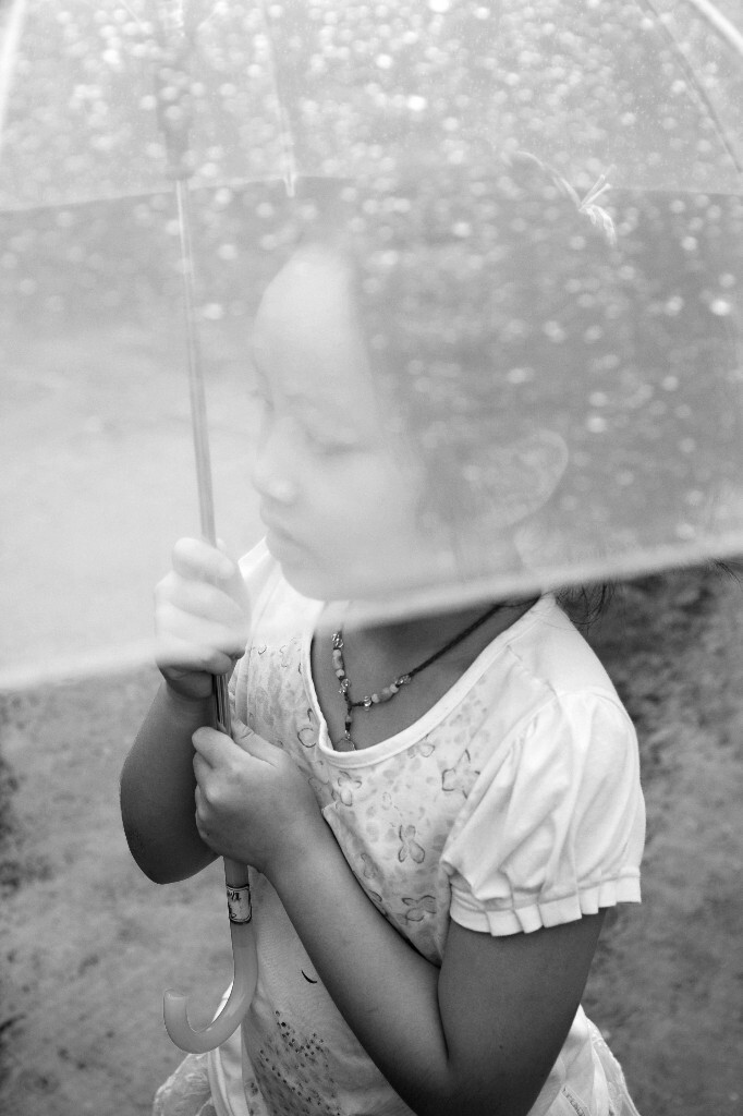 宁波我所在学校,2014年9月,雨中撑伞的女孩。
