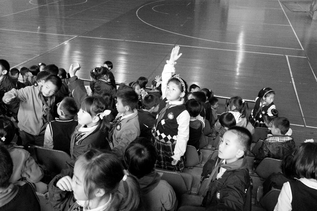 宁波我所在学校体育馆,2014年4月,孩子们在听作家进校园的报告并积极回答提问。
