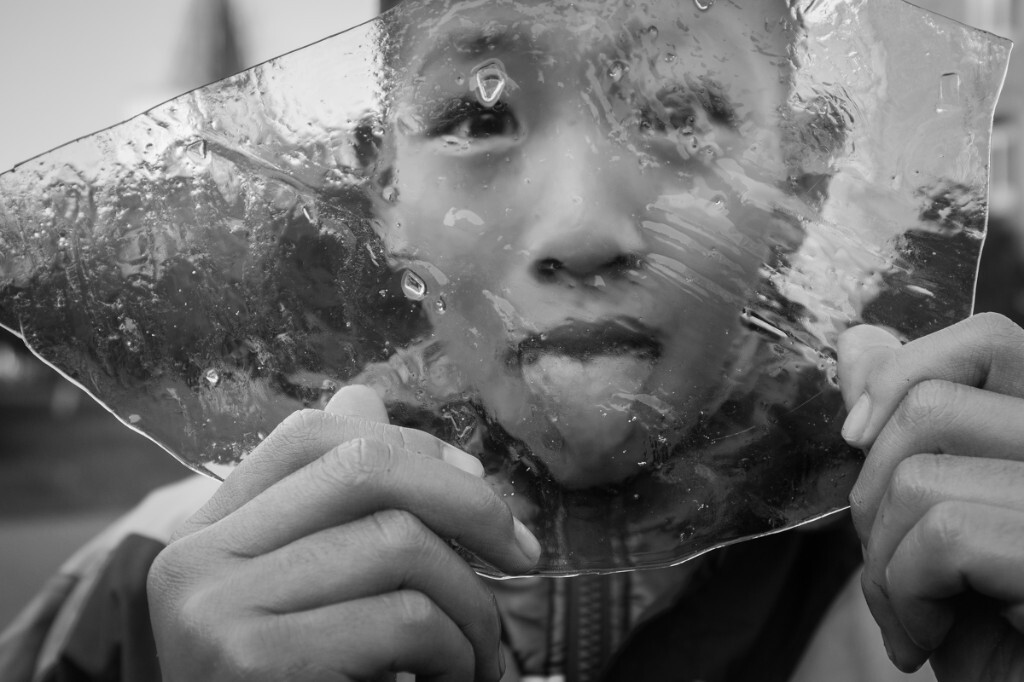 宁波我所在学校,2014年12月18日,学校的水池结冰了,兴奋的孩子从水池里捞出“冰玻璃”玩。