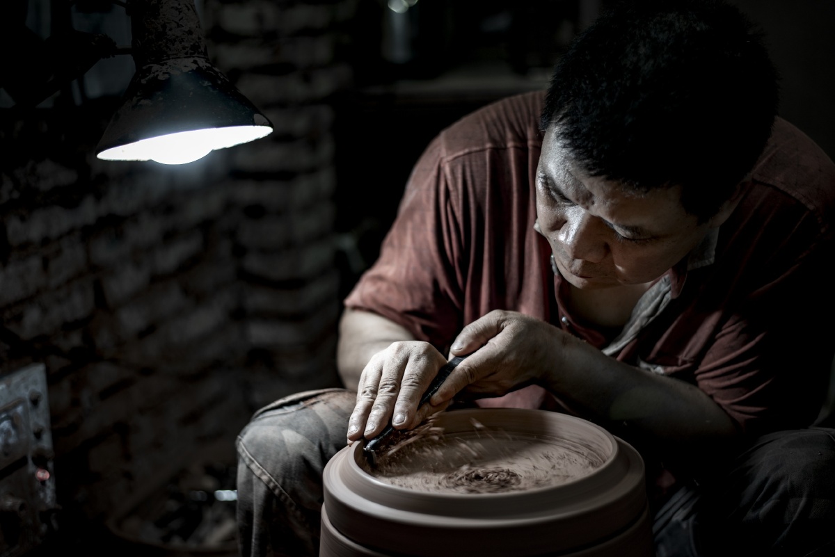 四大名陶之一广西钦州坭兴陶制作人