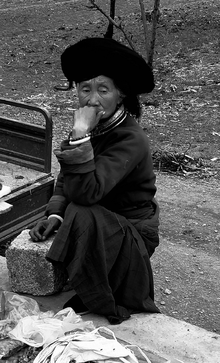 湖边摆小摊的摩梭族老人.