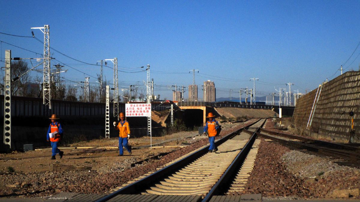 京台高速上跨京沪铁路工程通车