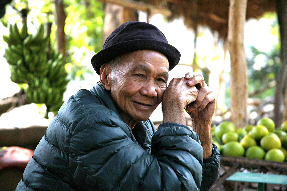 哀牢山卖水果的傣族老人