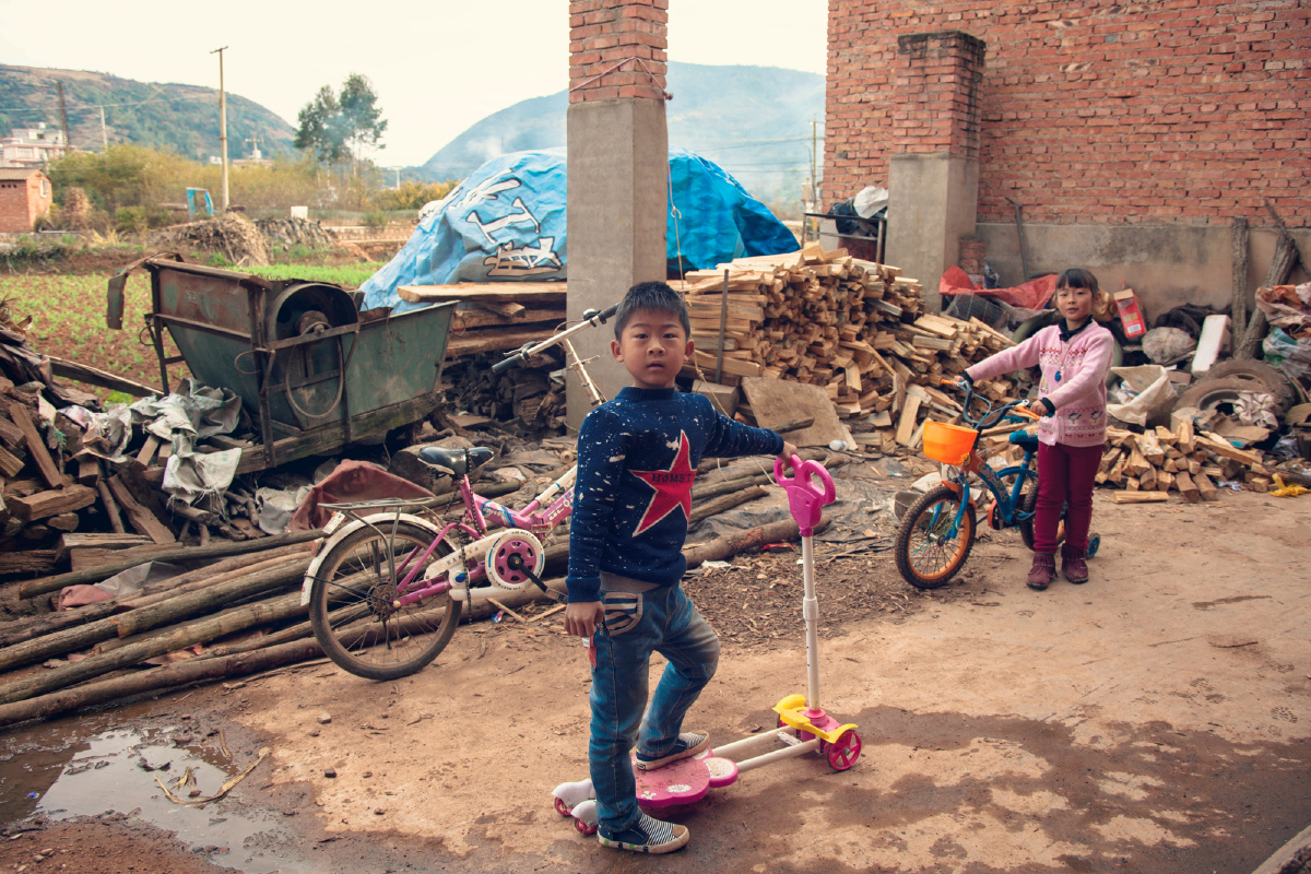 生活在农村的小孩