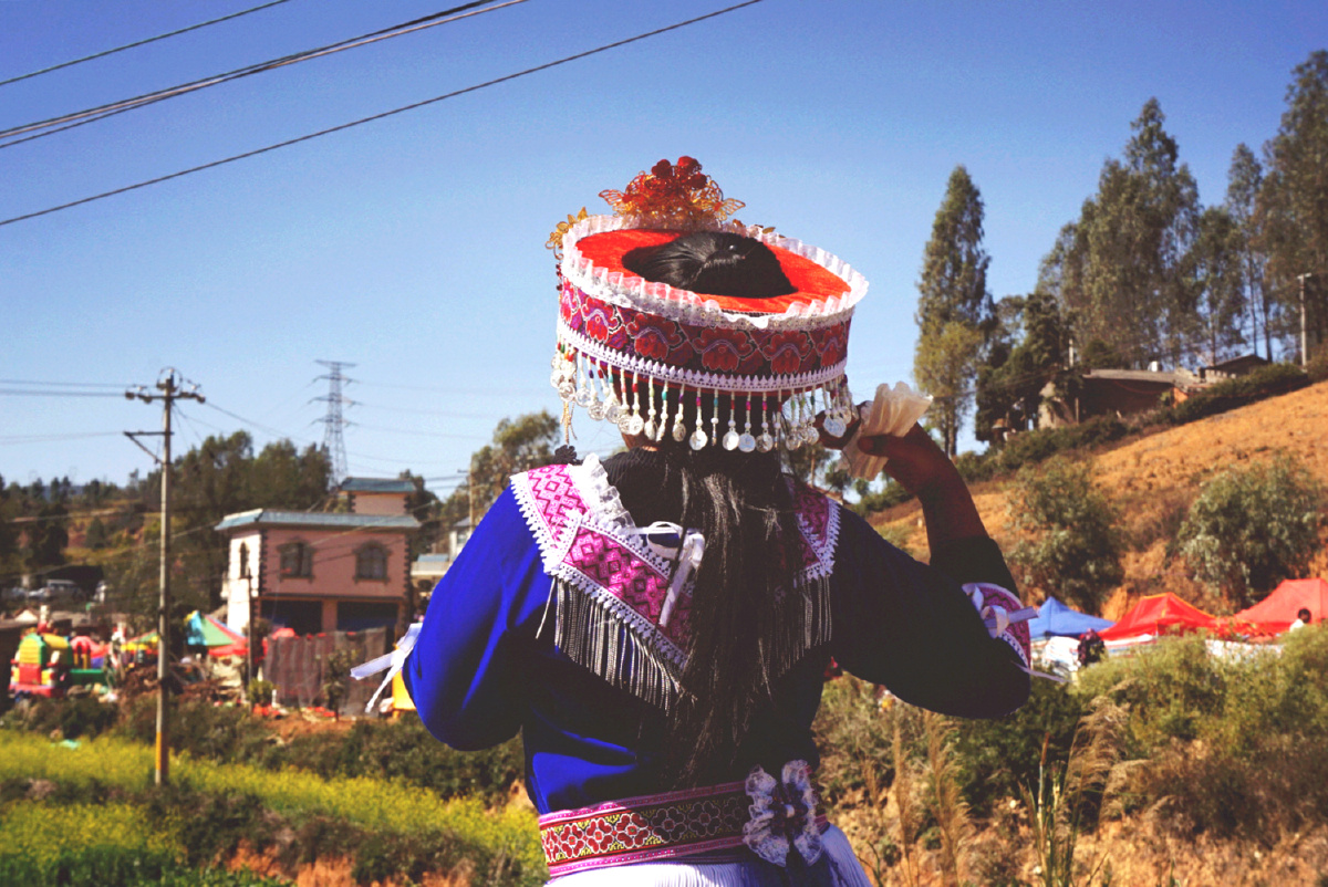 苗族少女的背影