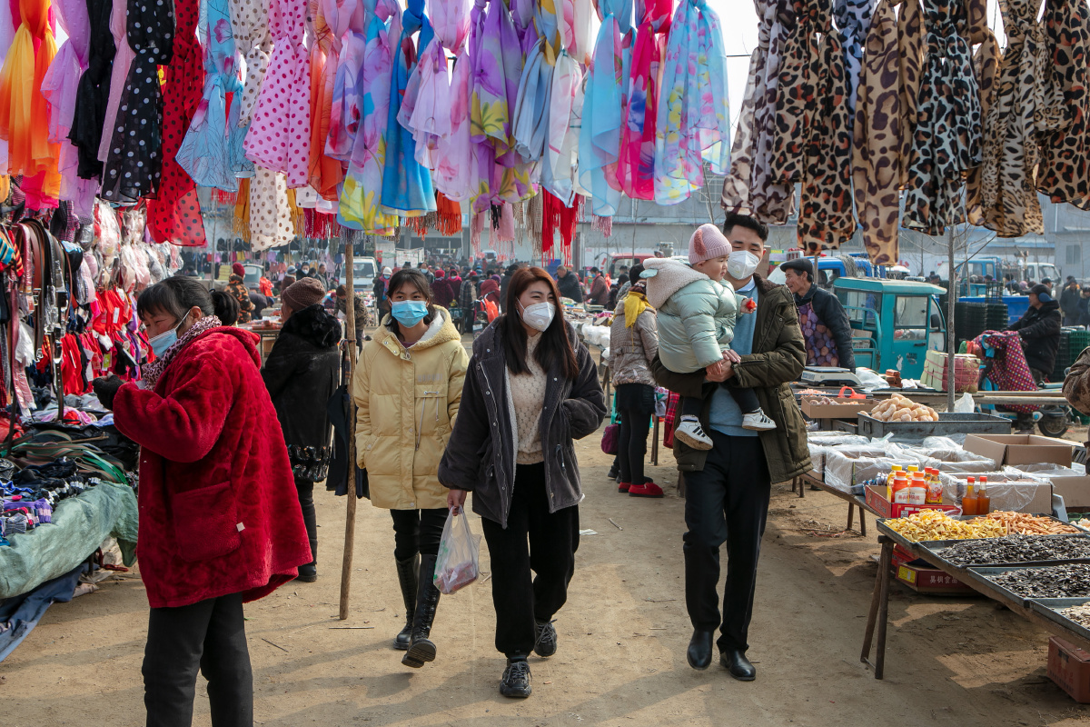 2021年2月3日,山东省临沂市费县梁邱镇年集上人来人往,热闹