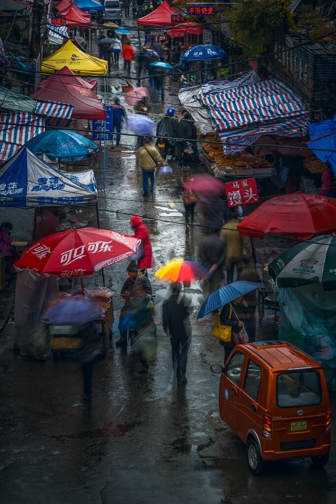旧城区的集市虽然杂乱无章，但每天依然人来人往，风雨无阻。因为它是附近住户采购日用生活品的主要场所。