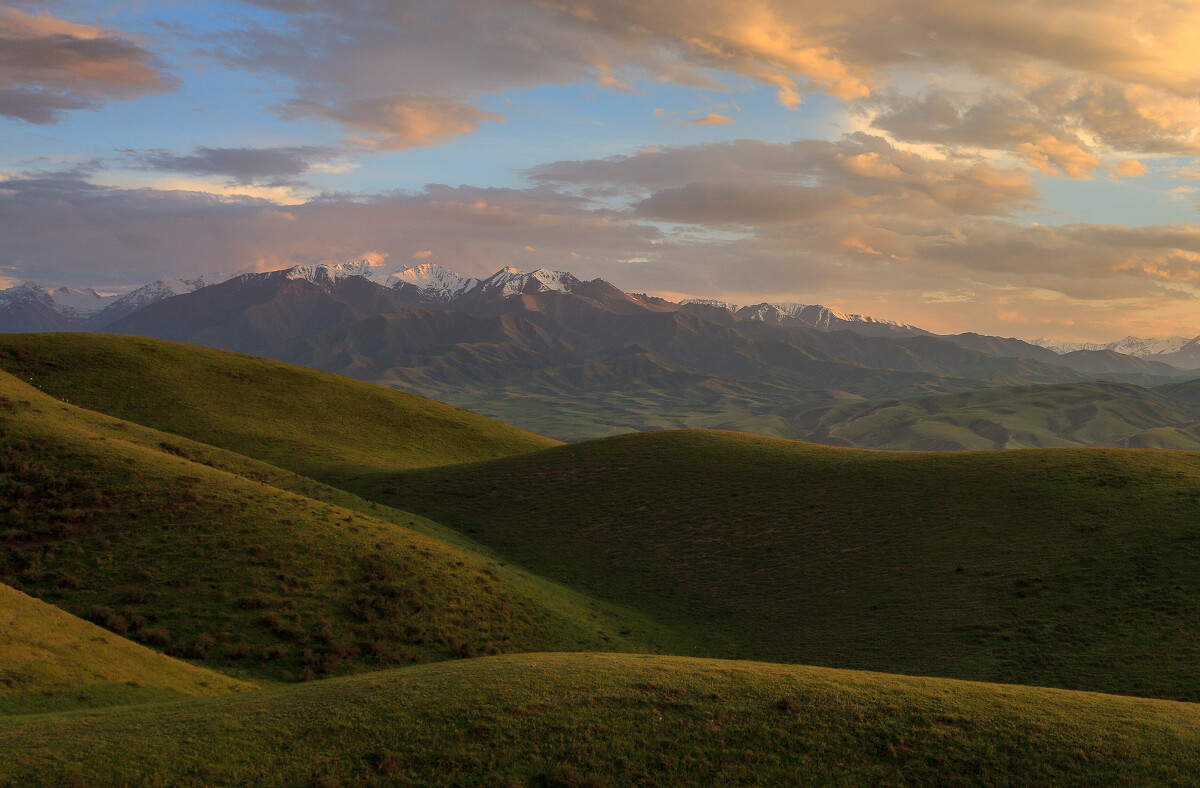 天山山脉，是世界七大山系之一，横贯在中亚地区的五个国家内：塔吉克斯坦、吉尔吉斯斯坦、中国新疆、哈萨克斯坦和乌兹别克斯坦。天山，是祖国新疆的象征；天山，对于中亚民族来说更是独一无二的大自然的奇迹！