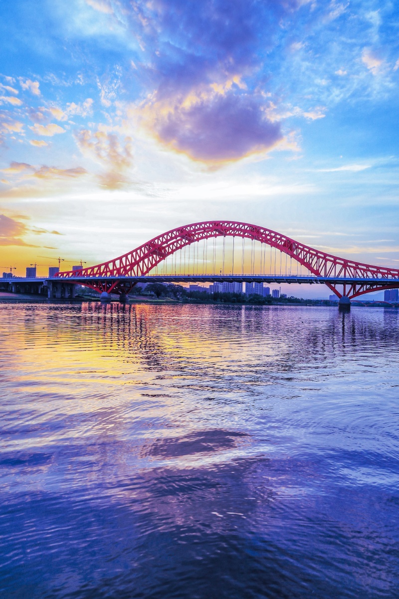 浮光跃金映红桥