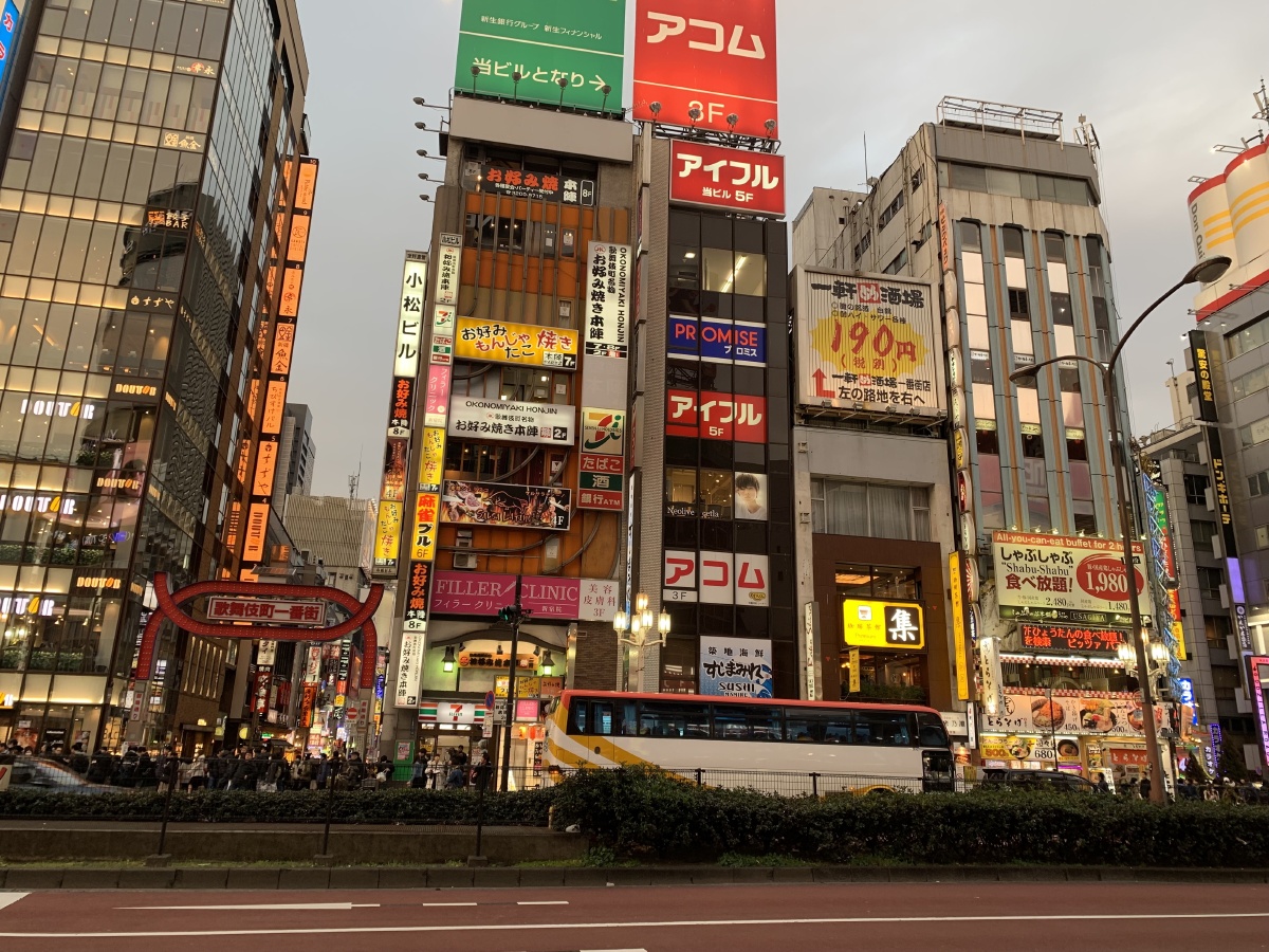 你好日本新年在东京街头扫街感受东京的特色文化在十字路口感受匆匆忙