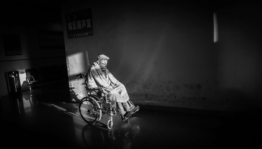 5、2015年10月5日,中国内蒙古。父亲住进了医院,夕阳下的父亲象是睡着了。<br />
5th October 2015, hospital, Inner Mongolia, China. Father’s hospitalized, he looks like falling asleep under sunset<br />