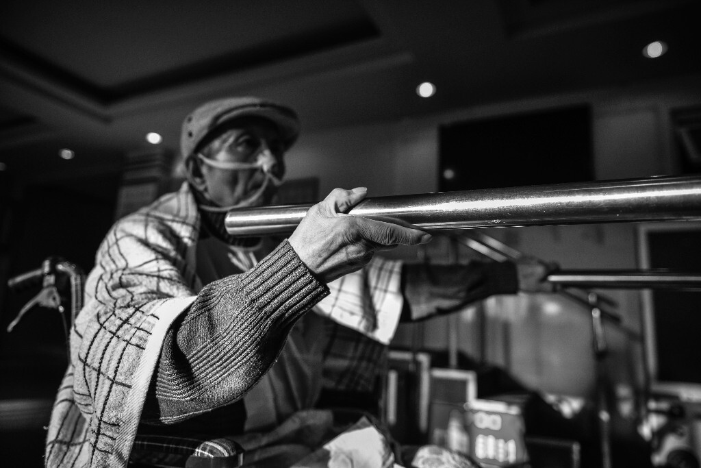 7、2015年10月6日,中国内蒙古。父亲在康复中心锻炼,他的身体状况只允许他抓一会儿双杠,但每次父亲都会努力多保持片刻,他象是又接受了一个新的任务,开始对自己充满着必胜信心。<br />
6th October 2015, hospital, Inner Mongolia, China. Father does exercise in the rehabilitation centre, his health condition only allows him to hold parallel bars for a while, he performs very hard to hold his position one more moment for every single time. He seems accepted another assignment and full of confidence on himself.<br />