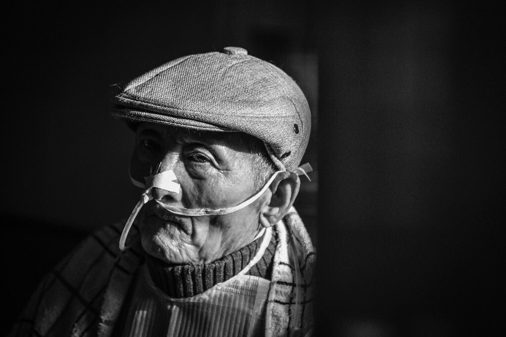 8、2015年10月6日,中国内蒙古。父亲喜欢戴帽子,生病时更如此,也许,此时帽子能让他找回一种做警察特有的的尊严、责任和安全感。<br />
6th October 2015, hospital, Inner Mongolia, China.Father likes wear hat despite he hospitalized, this hat might be bring back him that police’s honor, responsibility and safety.<br />