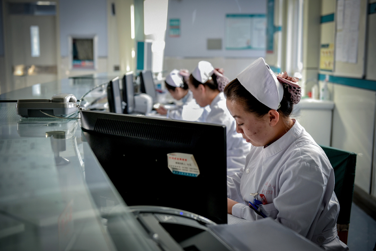 5,护士站平时人来人往,不忙时,秦瑶和其它护士一样,抓紧赶着手头工作.