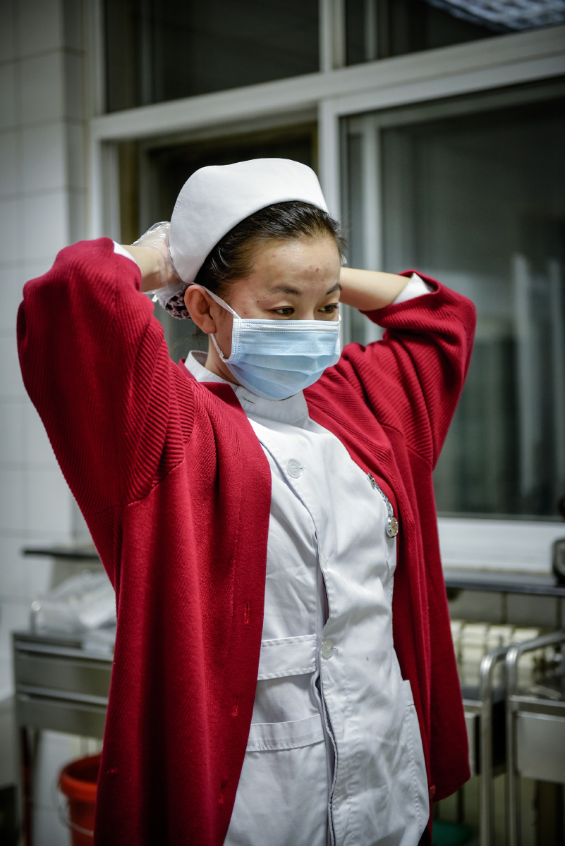 3,医院过道,快下班的秦瑶在和病人家属做沟通后签字.