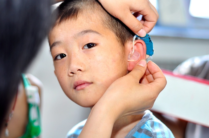带助听器的孩子