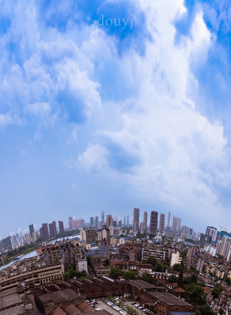 世界是什么样，取决于你看它的角度，它本身是什么样并不重要也没有答案。此刻，也许在我眼里它是这样，所以我。。
