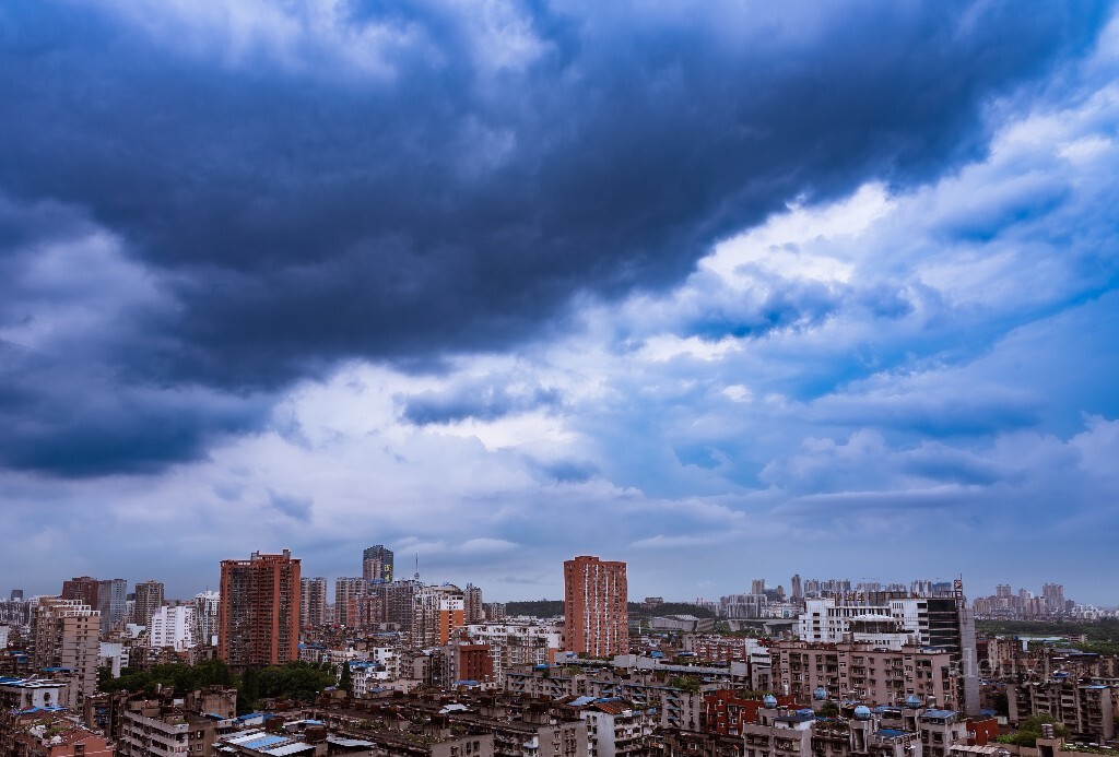 多日的大雨不断考验着武汉这座城市和我们的市民，总算武汉人挺过来了，天色也越来越美！这是今日小雨过后，天空乌云和蓝天间的美丽分布，正好斜切了画面，挺好的！