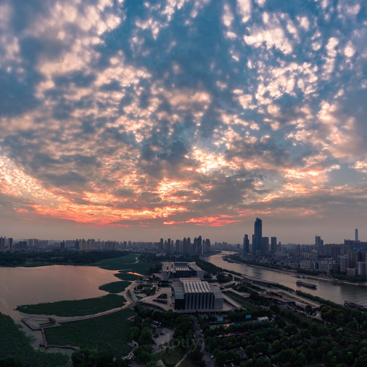 在天空和地面的构图取景上纠结了好久好久，最终决定使用1:1的形式来表达。