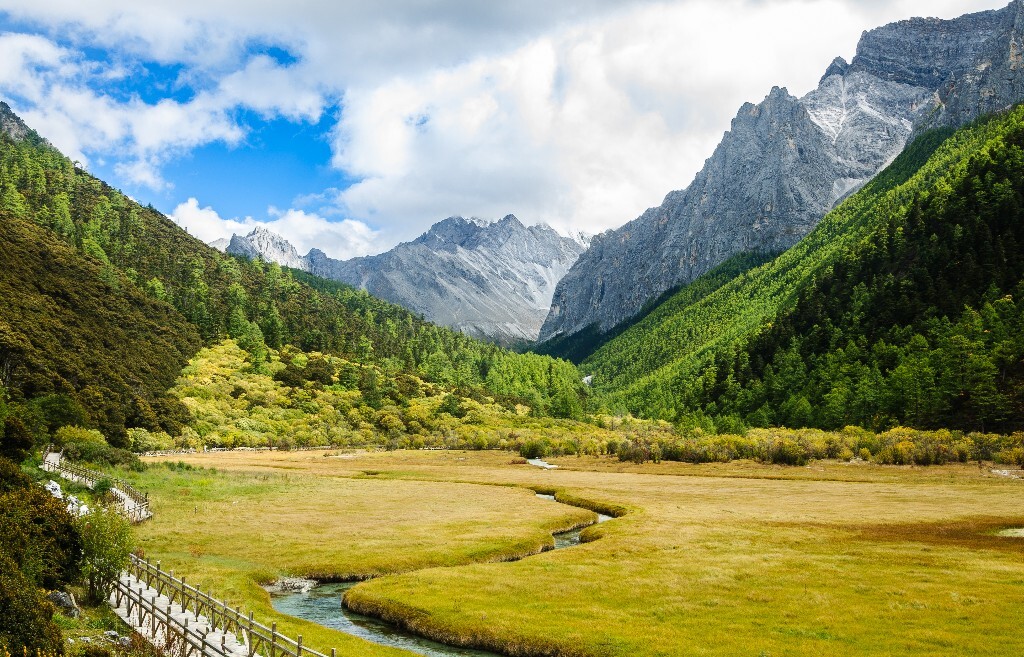 比起亚丁的美景，更怀念的是那趟旅程，说走就走，未作准备驾车几千公里进深山的壮举，这样的疯狂难以复制啦！