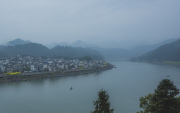 江南三月雨蒙蒙