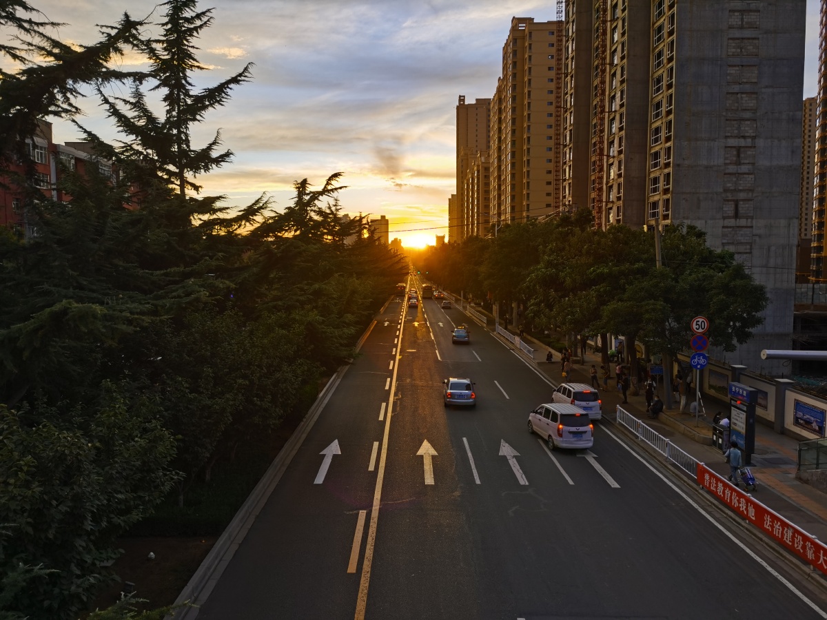 夕阳下的兰州街道