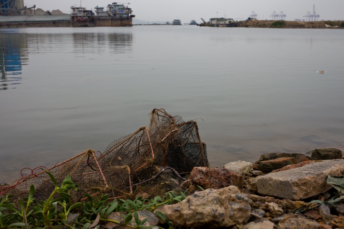 16)遗弃的破旧渔网,似乎在宣告一个时期的终结,南山曾将的海产丰富