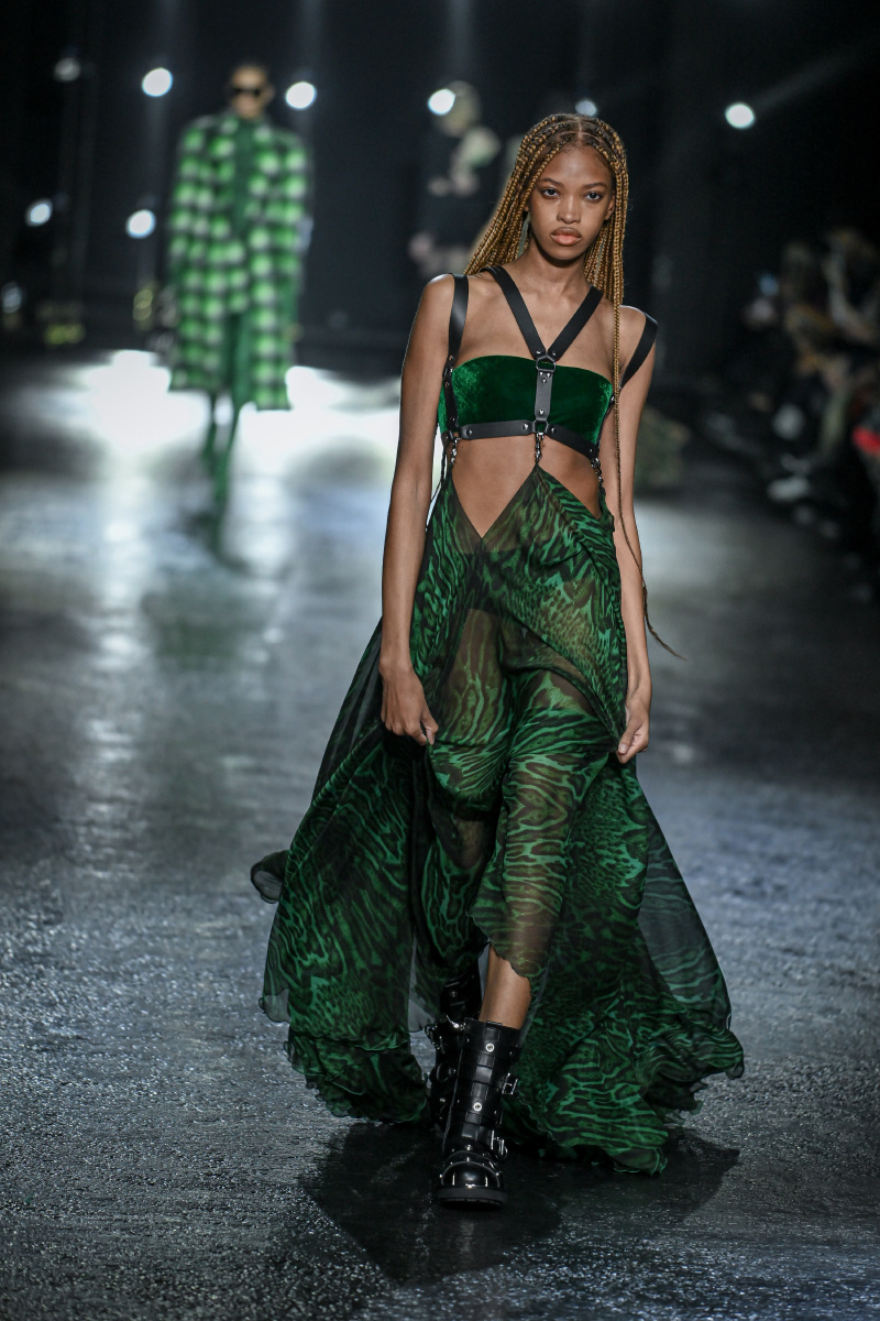 [睡在火车车厢之间进出口的男人]我经过这里的时候看到窗户上的冰花