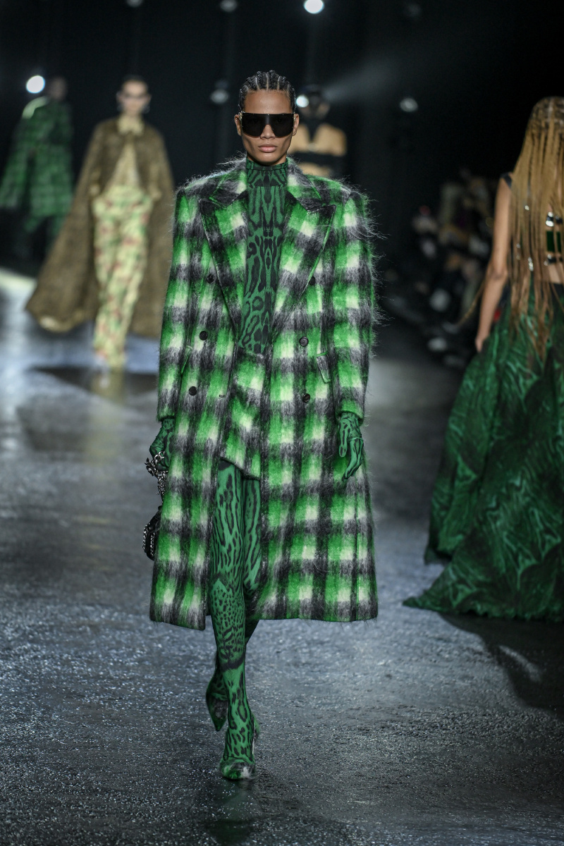 [躺餐车冰冷地上的老人家]他当时就蜷缩在这个小小的角落,睁着眼睛很