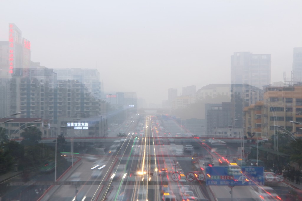 你有多久没有看到 满天的繁星 城市夜晚虚伪的光明 遮住你的眼睛 城市的夜已经降临  你又将走向哪里<br />
