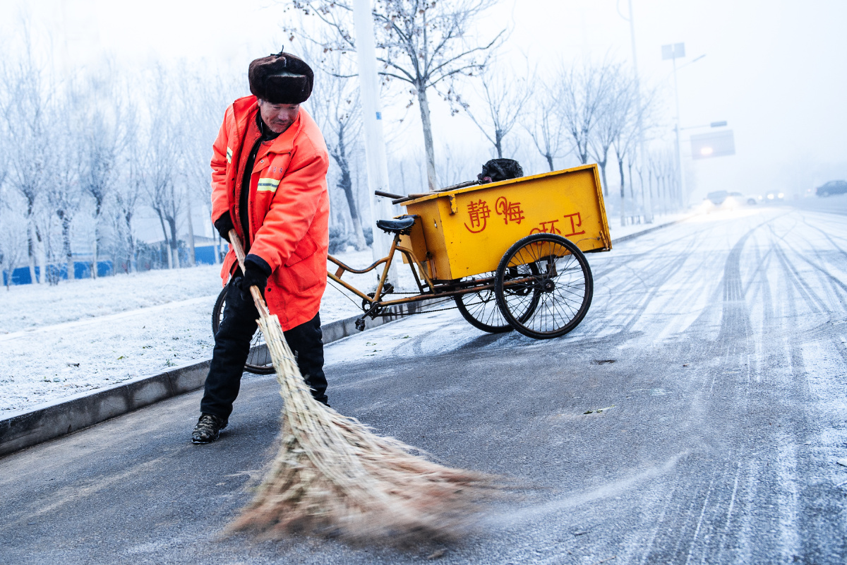 为了给人们一个好的居住环境环卫工人不管春夏秋冬都在努力的工作着