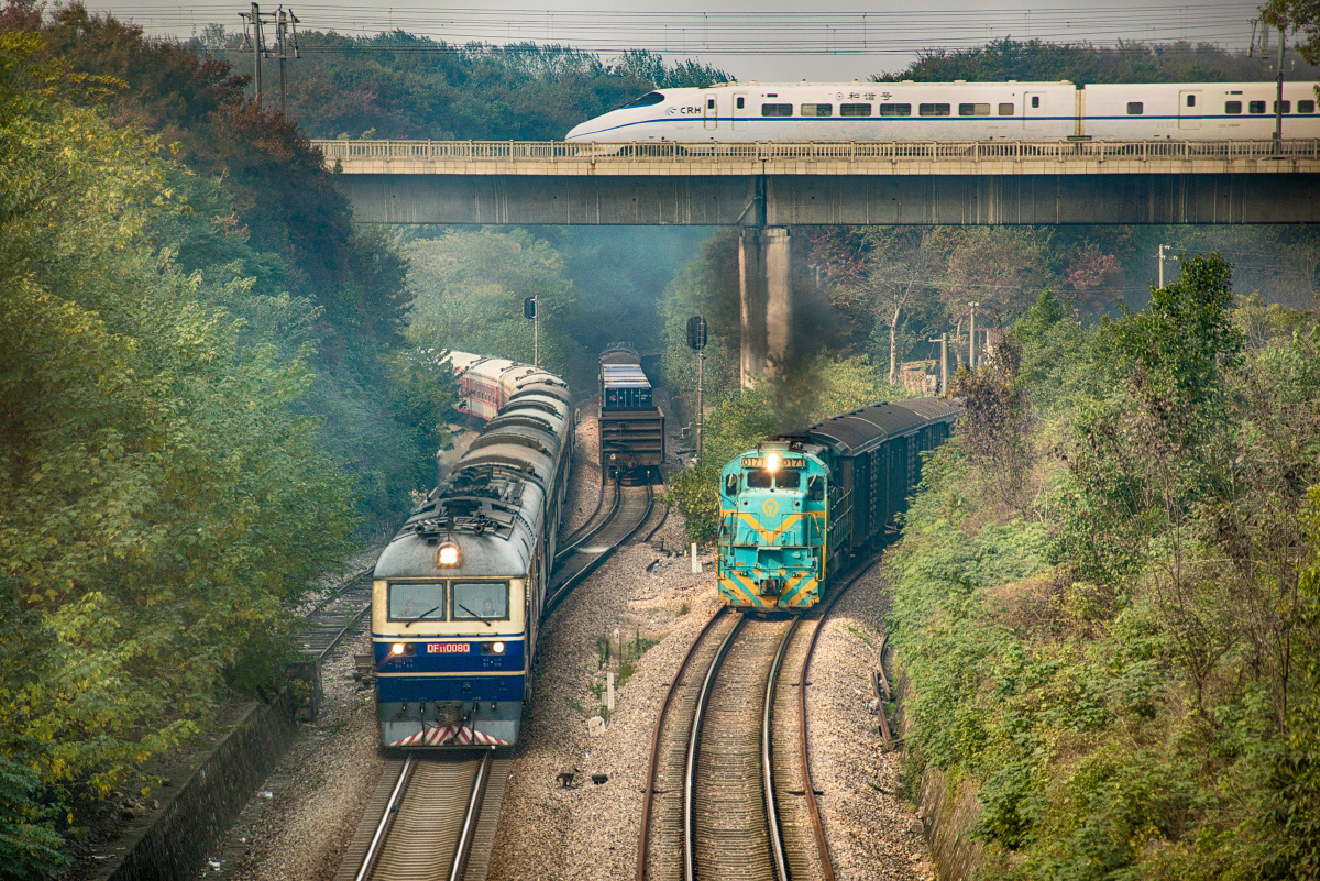  br /> 一样,我也很喜欢独自一个人来这里看火车,无论是心情愉快,还是