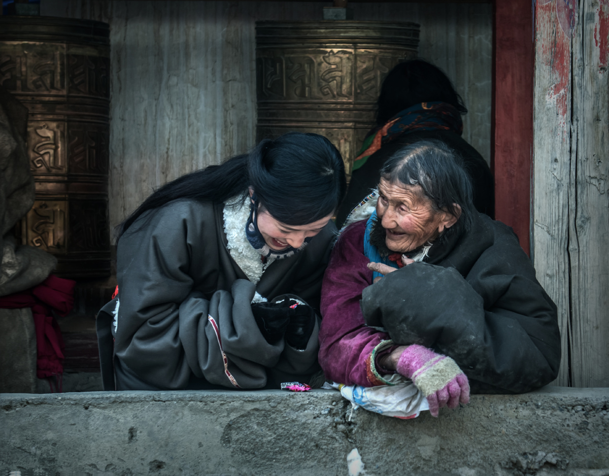 这是祖孙俩在村里的拉桑寺朝圣祈福,休息时,祖孙俩在交流着幸福的感受