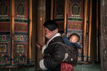 _DSC29901300祈福2016年2月14日拍摄于甘南拉卜楞寺！！祈福转经的母亲，孩子可知妈妈的心？