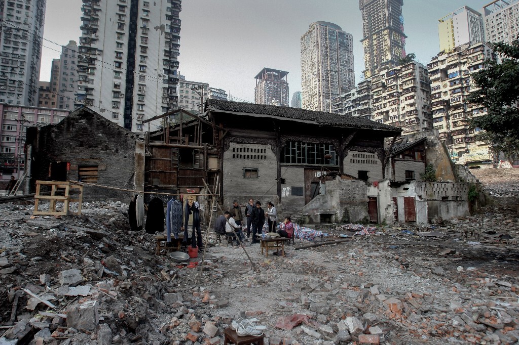 2009年12月,重庆几名工地的工人在巴县衙门老鼓楼衙署遗址前吹牛。这里曾经是南宋、明、清、民国4个朝代的衙署。现已拆迁。