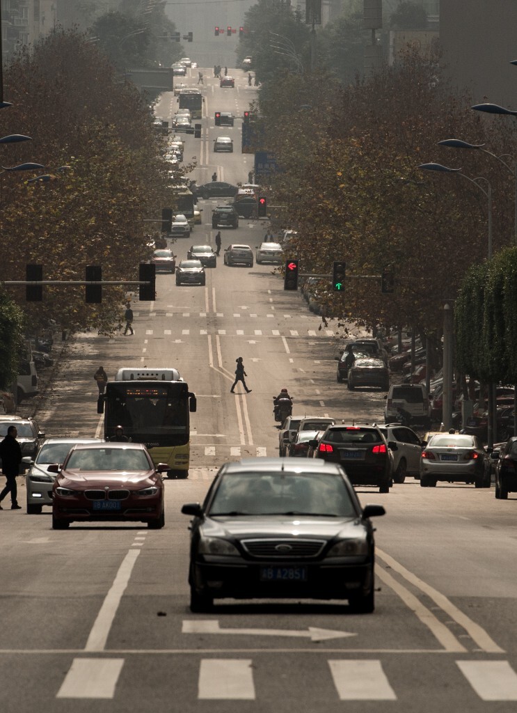 2015年1月,重庆渝北区青枫南路,起起伏伏的道路延续到视线尽头,犹如《盗梦空间》的场景。