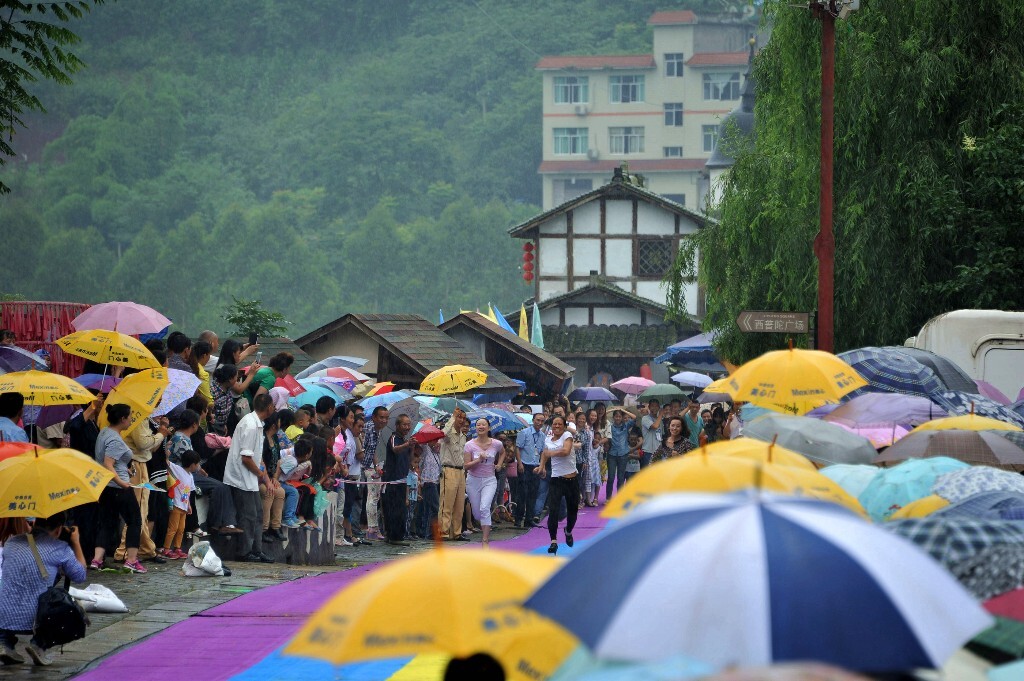 2015年6月6日,凤阳村的高跟鞋跑比赛,吸引了很多游客冒雨前来。