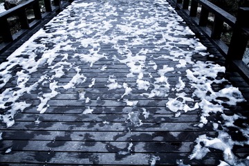 木桥残雪