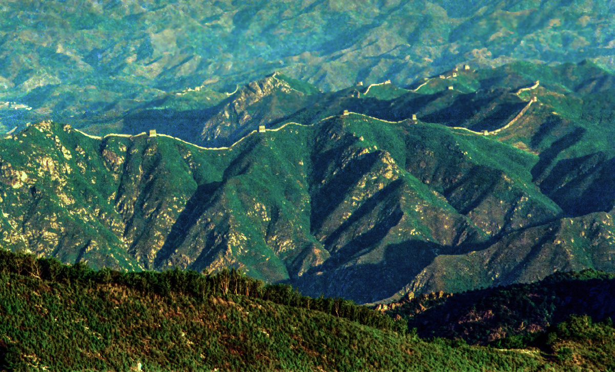 逶迤重山峻岭间