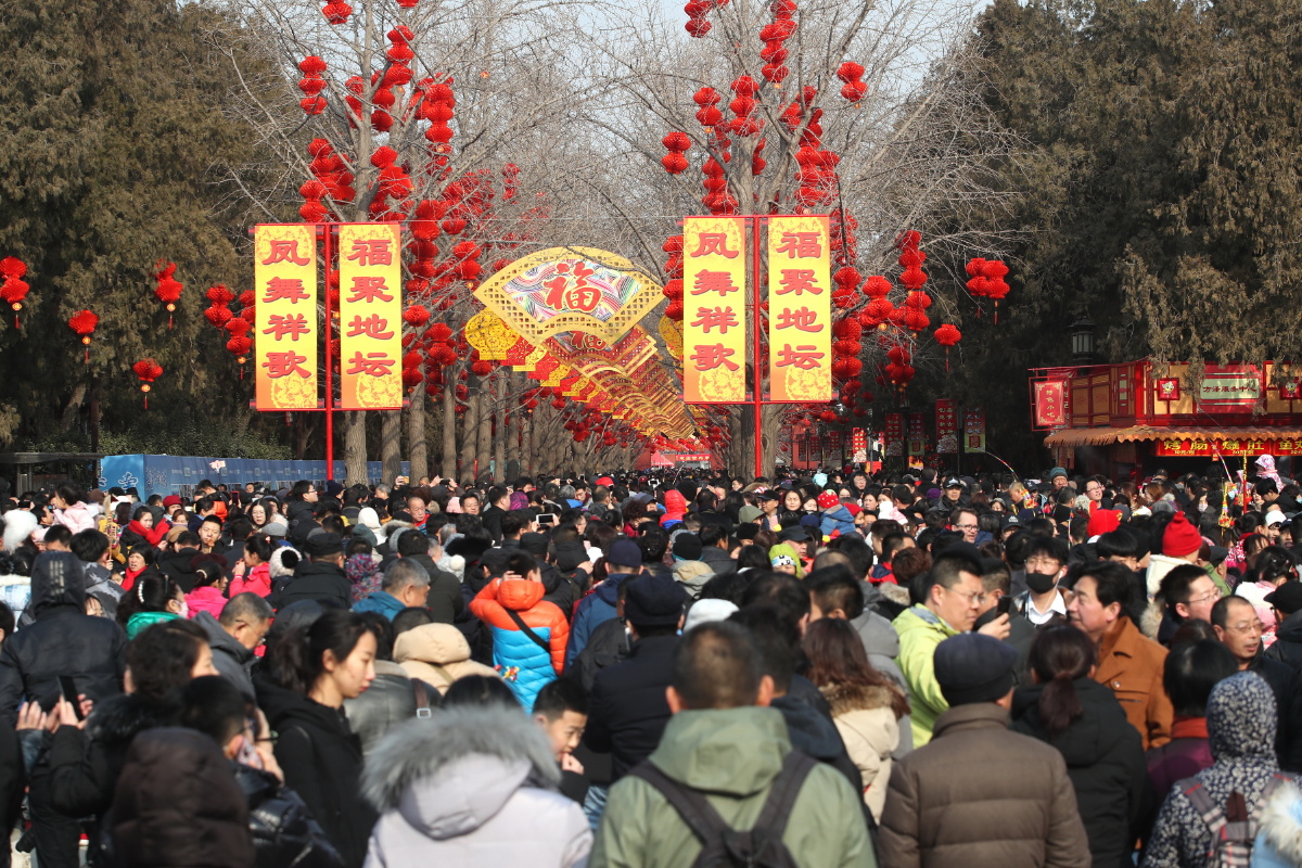 大年初一地坛庙会人山人海节日气氛浓