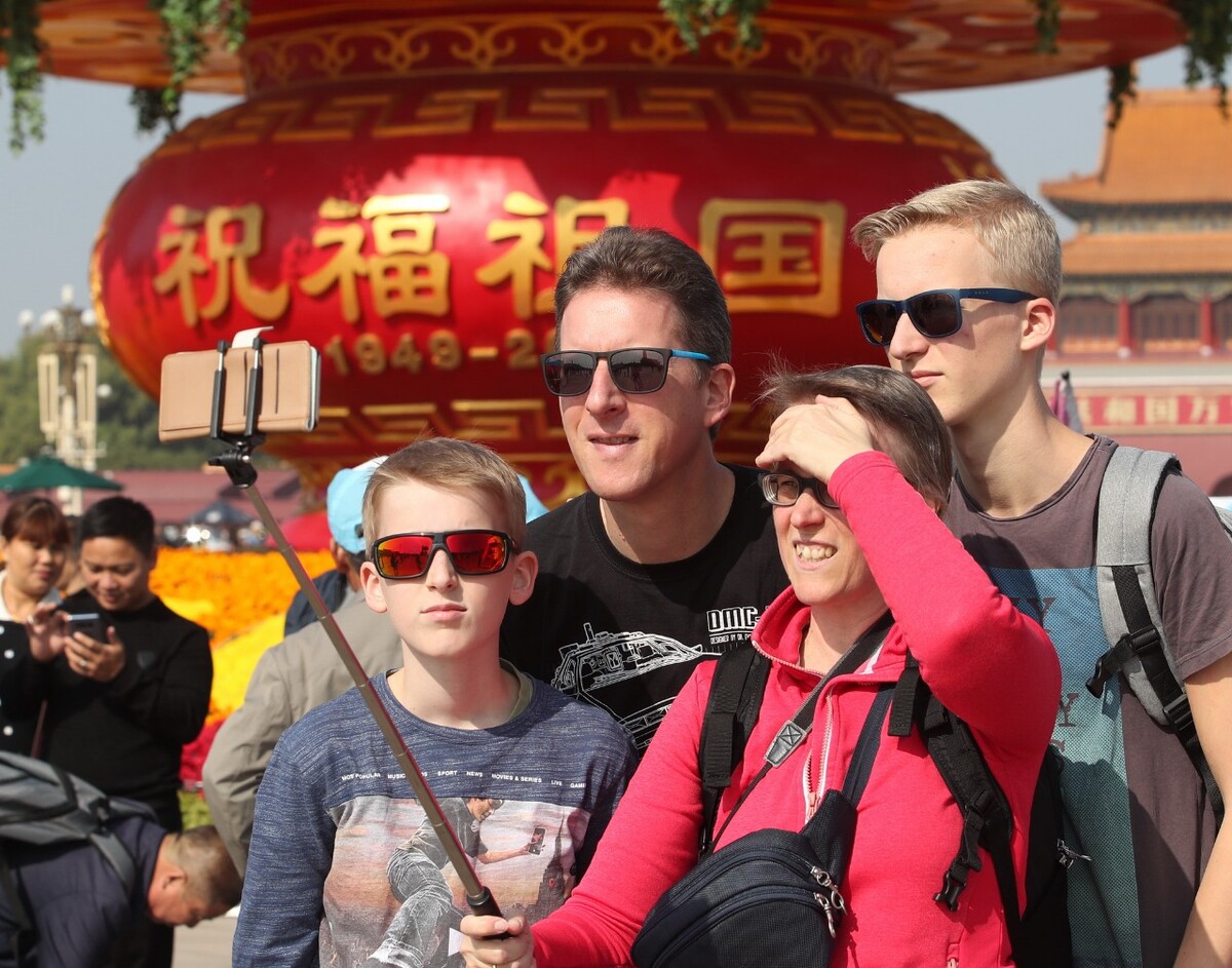 北京欢迎你实拍老外游览天安门