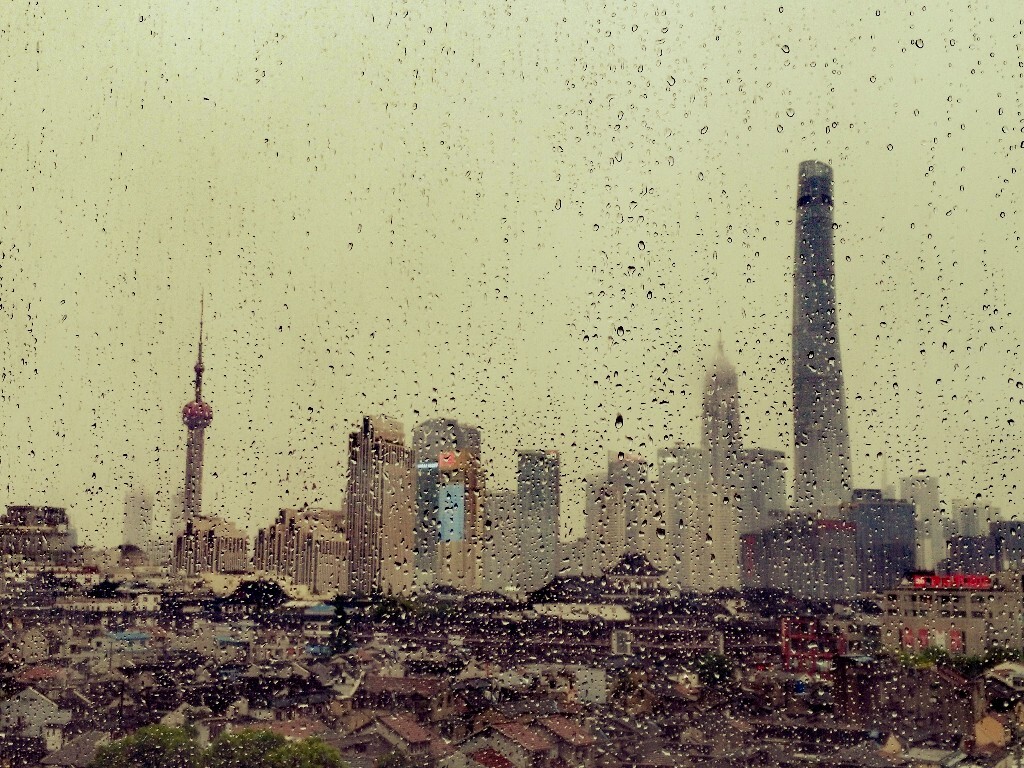 窗外，雨中，陆家嘴。静静的世界，少去了往日的浮华。