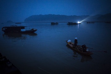 03  凌晨5点多，四嫂跟我们讲：你们自己从船舱里捞条鱼煮了下面吃，河水煮河鱼的味道很鲜哟。然后，他们驾着小船驶离了漂浮的住所，开始了一天的水上捞作。
