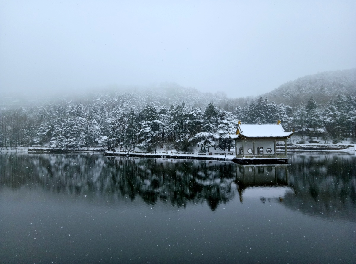 水墨山水画庐山如琴湖雪景
