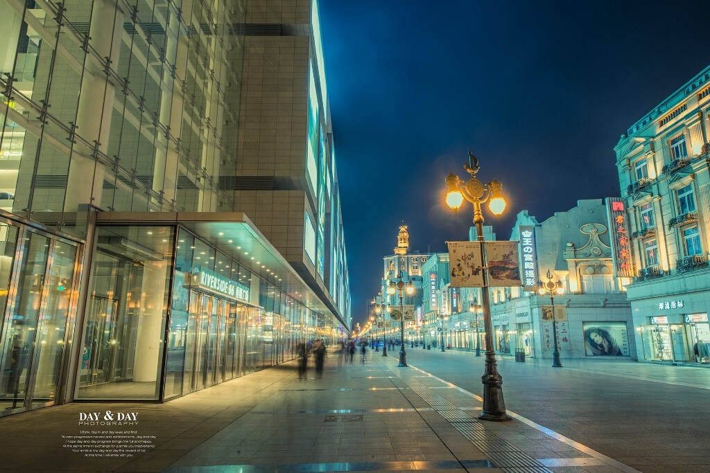 天津金街（和平路）宁静的夜景。说金街宁静，其实不然，夜晚灯火阑珊时，成群的人流涌入金街，由于夜景的长曝光，很多人在照片中并没有显现，所以呈现出“宁静”的效果。